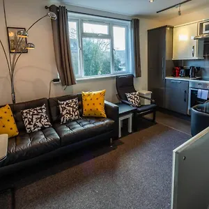 Newly Renovated Ideally Situated 2 Bedroom Flat Apartment